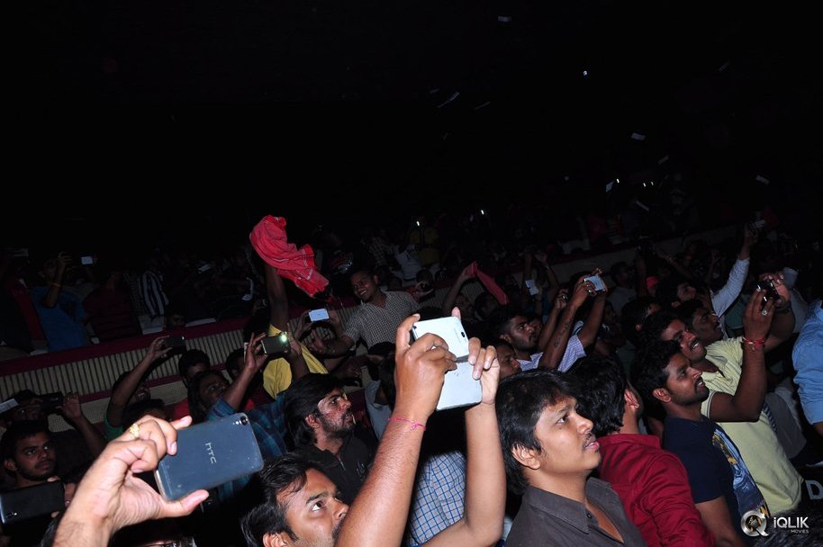 Sardaar-Gabbar-Singh-Movie-Hungama-at-Arjun-Theater